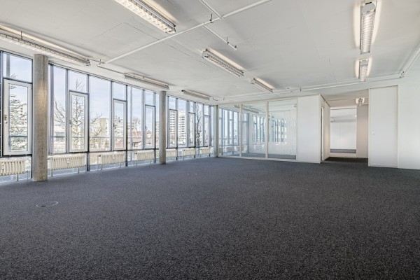 Architekturfotografie zeigt Büroraum mit heller und lichtdurchfluteter Innenarchitektur.
