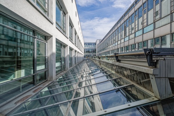 Architekturfotografie zeigt Zusammenspiel von Glas mit Metall und Beton in der Umsetzung des Berner Technologieparks.