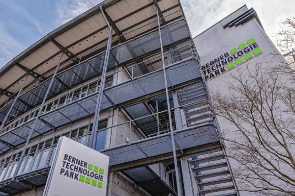 Architekturfotografie zeigt Aussenansicht des Berner Technologieparks.