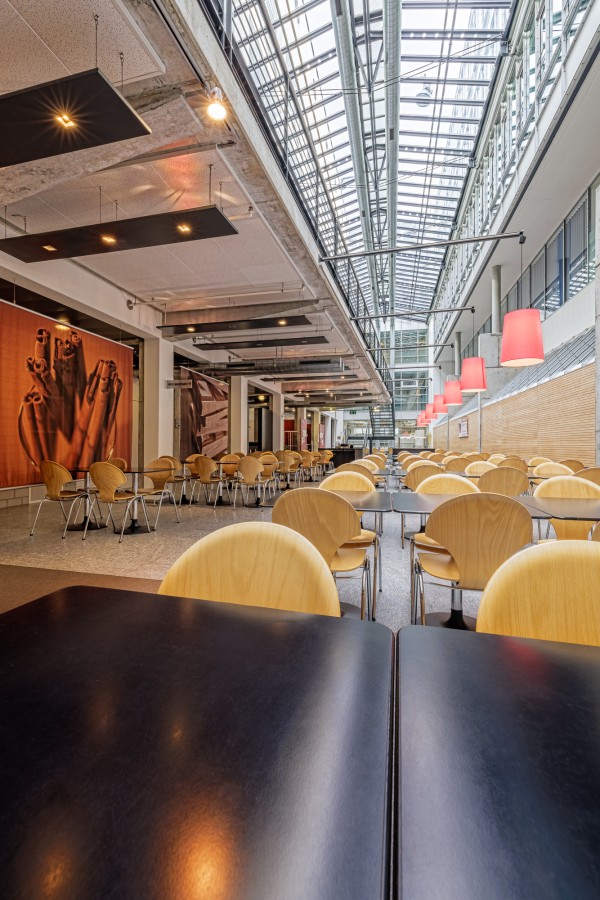 Architekturfotografie zeigt Gastronomie des Berner Technologieparks.