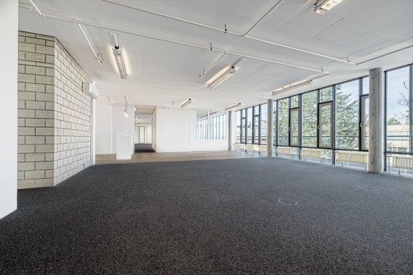 Architekturfotografie zeigt Büroraum mit heller und lichtdurchfluteter Innenarchitektur.