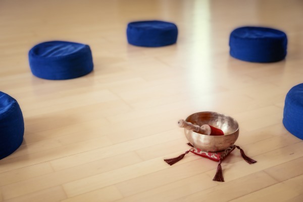 Businessfotografie zeigt Tai-Ji Gi-Gong mit Kreis und Gong.