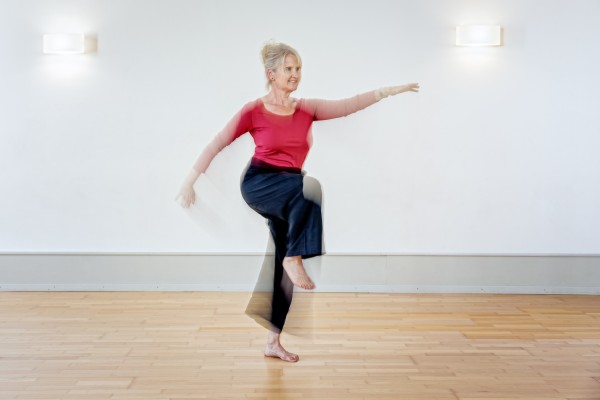 Businessfotografie zeigt Tai-Ji Gi-Gong Lehrerin mit Motion Blur fotografiert.