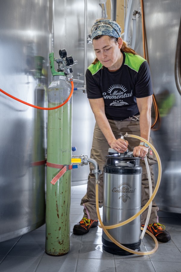 Businessfotografie zeigt die Bierbrauerin bei der Arbeit.