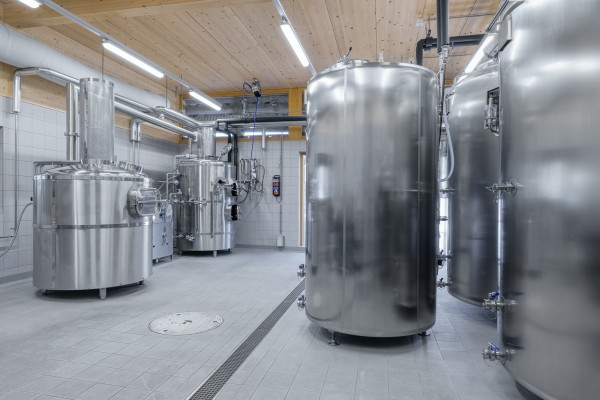 Architekturfotografie zeigt Produktionshalle der Bierbrauerei Mein Emmental.