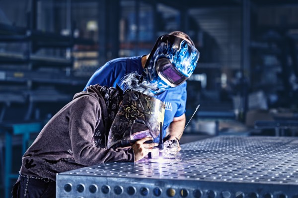 Industriefotografie zeigt Metallbauer bei seiner täglichen Arbeit mit Stahl und Aluminium.