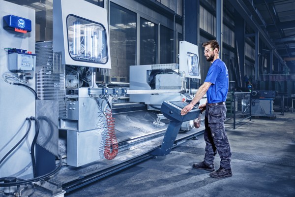 Industriefotografie zeigt Metallbauer bei seiner täglichen Arbeit mit Stahl und Aluminium.