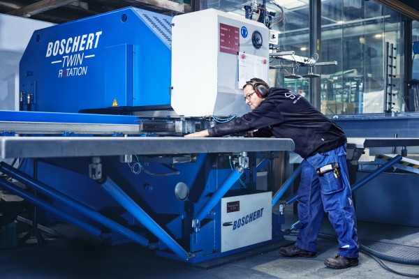 Industriefotografie zeigt Metallbauer bei seiner täglichen Arbeit mit Stahl und Aluminium.