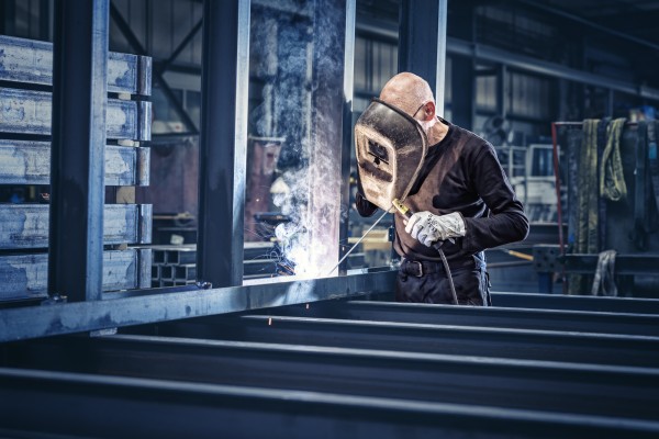 Industriefotografie zeigt Metallbauer bei seiner täglichen Arbeit mit Stahl und Aluminium.