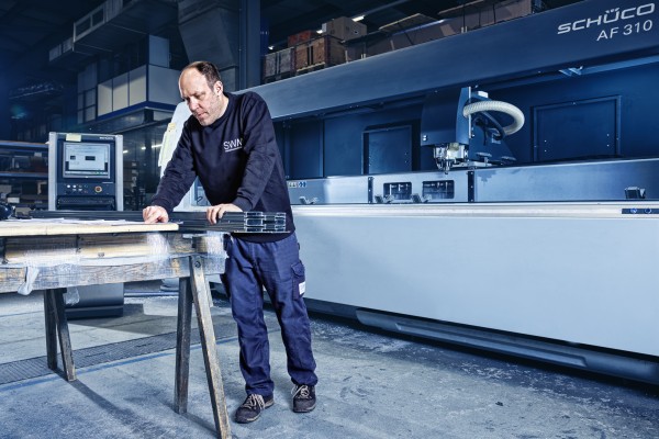 Industriefotografie zeigt Metallbauer bei seiner täglichen Arbeit mit Stahl und Aluminium.