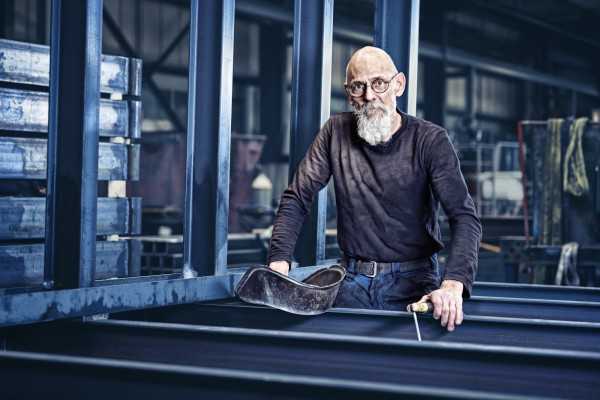 Industriefotografie zeigt Metallbauer bei seiner täglichen Arbeit mit Stahl und Aluminium.