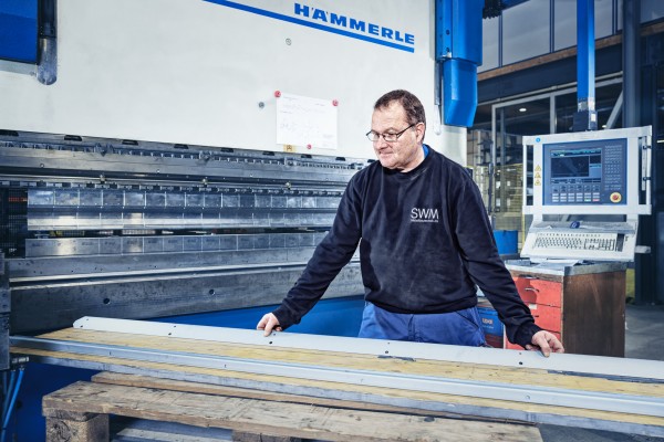 Industriefotografie zeigt Metallbauer bei seiner täglichen Arbeit mit Stahl und Aluminium.