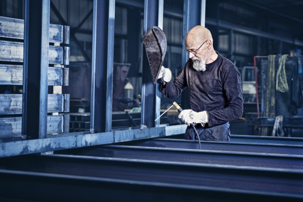 Industriefotografie zeigt Metallbauer bei seiner täglichen Arbeit mit Stahl und Aluminium.