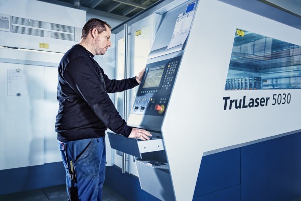 Industriefotografie zeigt Metallbauer bei seiner täglichen Arbeit mit Stahl und Aluminium.