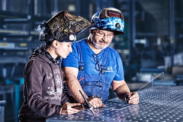 Industriefotografie zeigt Metallbauer bei seiner täglichen Arbeit mit Stahl und Aluminium.