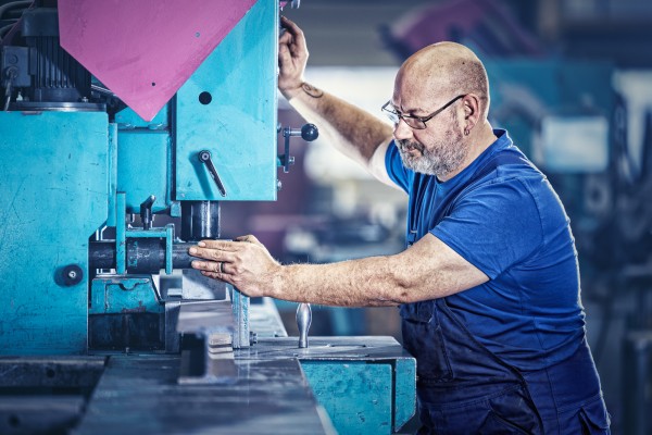 Industriefotografie zeigt Metallbauer bei seiner täglichen Arbeit mit Stahl und Aluminium.