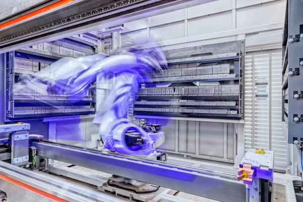 Businessfotografie zeigt Industrieroboters mit vollem Speed im Bewegungsablauf.