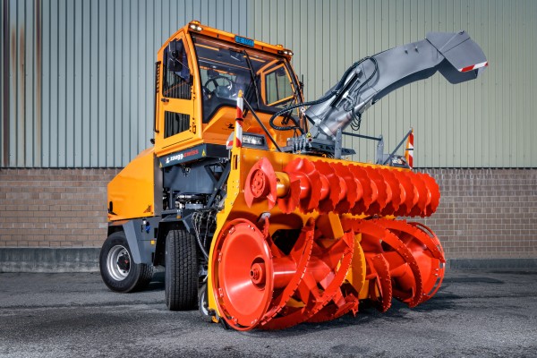 Produktfotografie zeigt Zaugg Swiss Rolba-1500 Schneeräumungsfahrzeuges.
